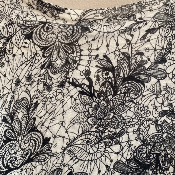 Black and white sweater - Picture 10 of 11